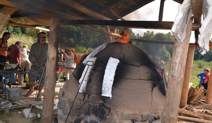 Sklářští mistři o víkendu rozpálí historickou pec. K tomu se budou péct obilné placky a vyrábět sýr