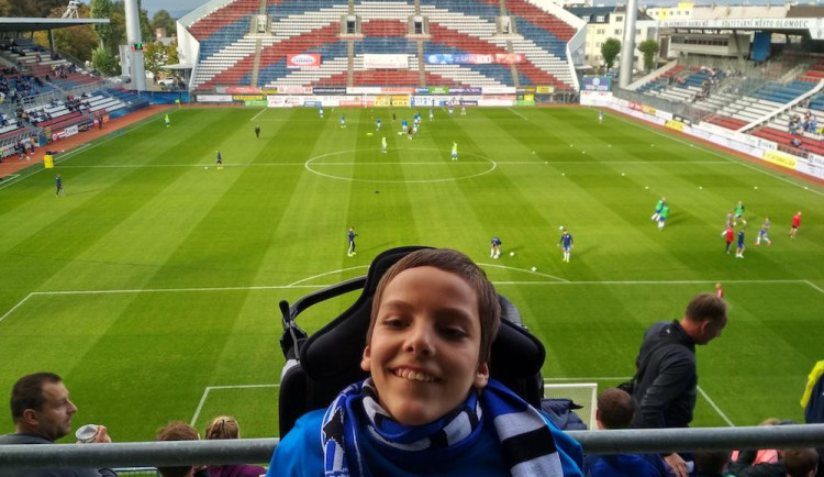 Pomůžete? Ondra, jehož chytrý mozek je kvůli přidušení uvězněn v neposlušném těle, potřebuje vozík