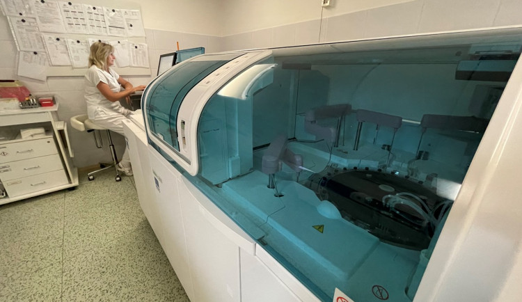 Krev pacientů v jihlavské nemocnici analyzují nové přístroje. Díky nim se vyšetření urychlilo