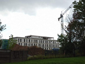 Úředníci krajského úřadu Vysočiny dostanou už příští rok nové prostory. U objektu se ještě bude řešit parkování