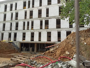 Úředníci krajského úřadu Vysočiny dostanou už příští rok nové prostory. U objektu se ještě bude řešit parkování