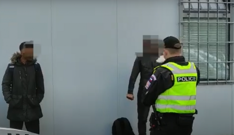 Další hazard na D1. Z podvozku kamionu na odpočívce vyskákali dva Alžířani 