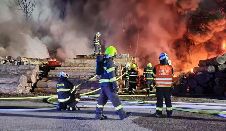 Na Trutnovsku hořela skládka pneumatik, požár se rozšířil i na uskladněné dřevo