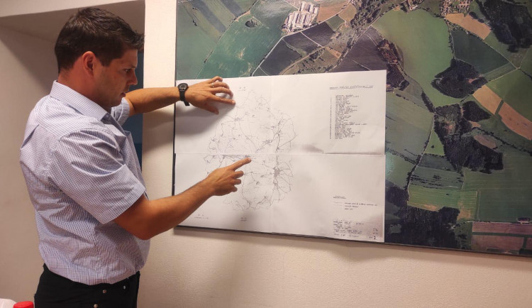 Starosta Dolní Cerekve Zdeněk Dvořák s mapou nově doloženého ochranného pásma