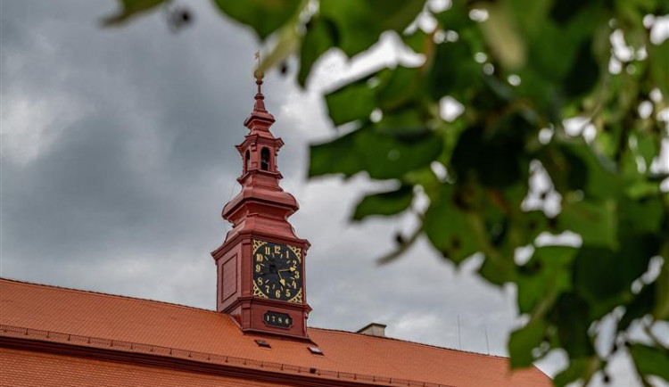 Lešení pryč. První polovina střechy na jihlavské radnici je hotová
