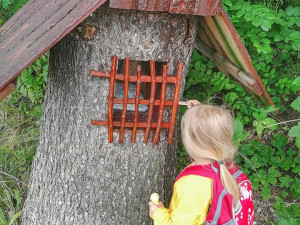 Tip na výlet. Malé i velké houby v obci Kněževes, děti potěší hřiště i stezka s úkoly, Zdroj: https://www.malivyletnici.cz