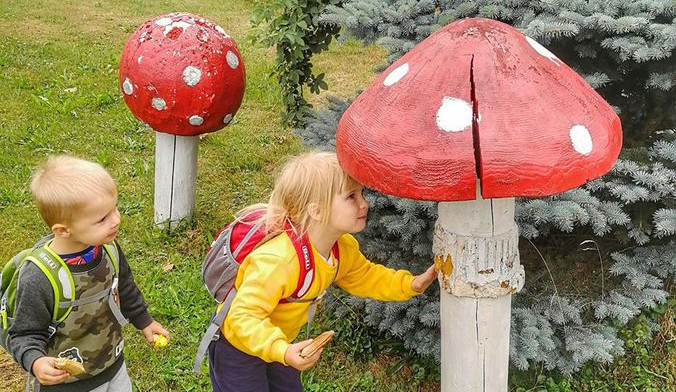 Tip na výlet. Malé i velké houby v obci Kněževes, děti potěší hřiště i stezka s úkoly, Zdroj: https://www.malivyletnici.cz