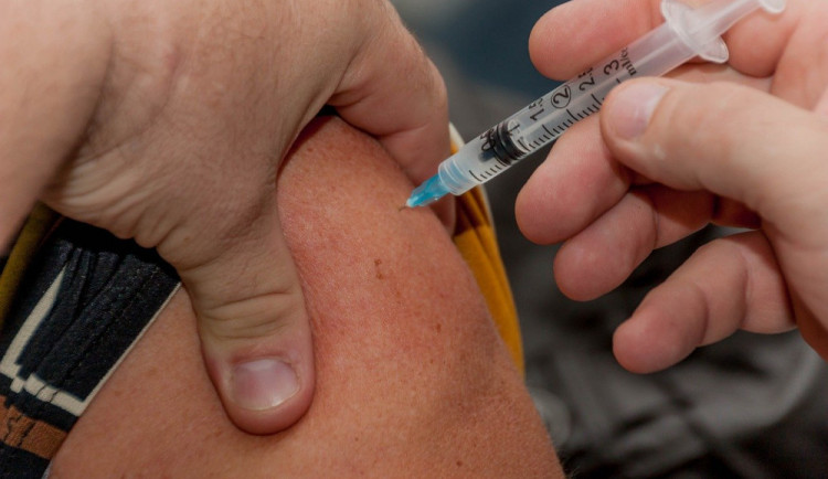 Vakcinologové očkování těhotných proti covidu-19 nově přímo doporučují
