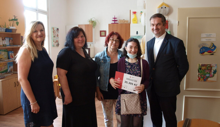 Lidunka má vážné tělesné a mentální postižení. Na bazárku se na ni vybralo 35 tisíc korun, peníze půjdou na nákup auta