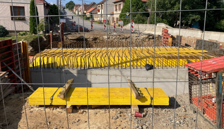 Řidiči by se po novém mostě v Předíně měli projet už na konci října