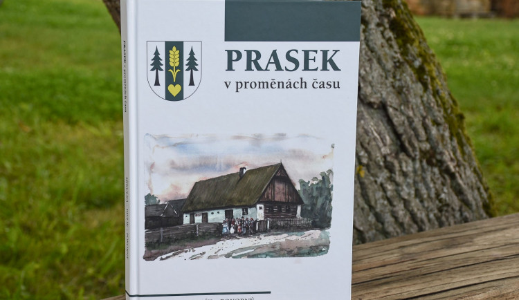 Název obce Prasek není podle slova „prase“, ale „průsek“. I to prozradí nová kniha