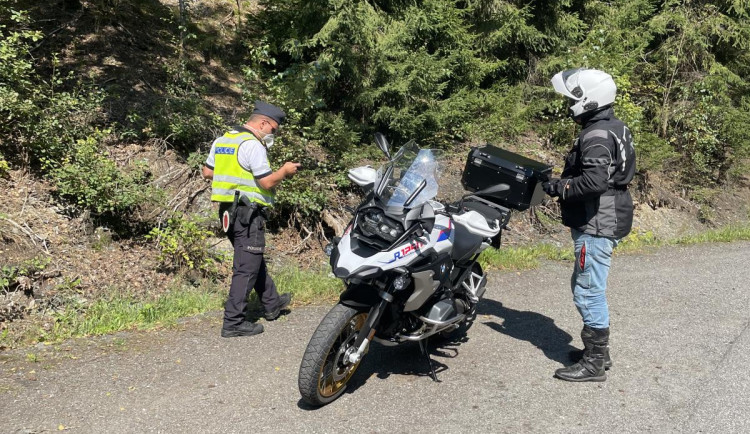 V železnobrodských zatáčkách číhali na motorkáře policisté. Zkontrolovali jich desítky