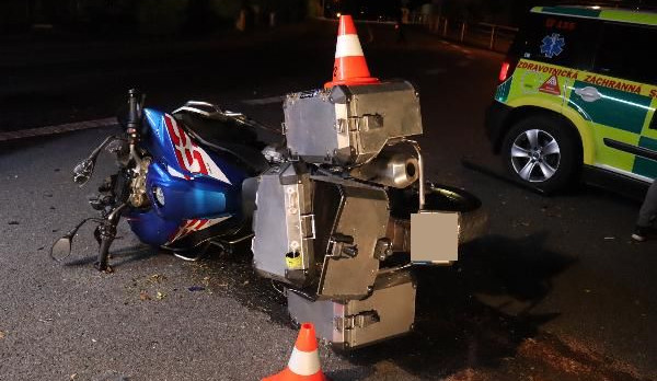 V Červeném Kostelci se srazil motorkář s osobním autem, řidič motorky na místě zemřel