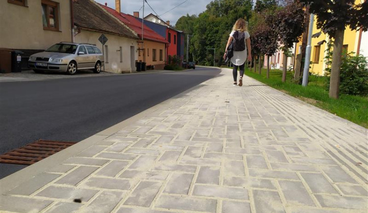 Obyvatelé Helenína mají nový chodník. Cesta do školy tak bude bezpečnější