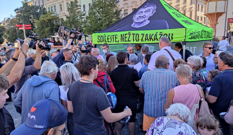 Premiér přijel do Jihlavy. Přivítali ho protestní transparenty i fanoušci lačnící po podpisu