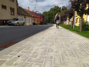 Obyvatelé Helenína mají nový chodník. Cesta do školy tak bude bezpečnější