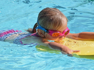Vláda: Žáci jedné školy budou moct na plavání bez testů. Sport je možný bez rozestupu 1,5 metru