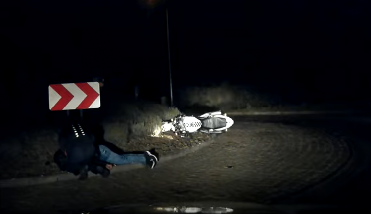 Policisté na Brněnsku zachránili při objížďce těžce zraněného motorkáře