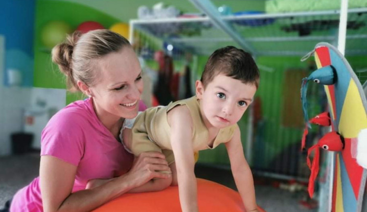 Tříletý Honzík při jedné z rehabilitací