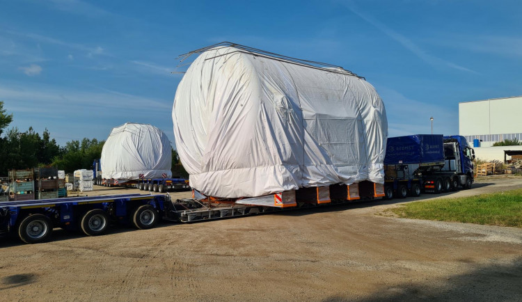 Z Třebíčska dnes vyjel extrémní náklad. 65 tun vážící palivové nádrže omezí dopravu u nás i na Slovensku