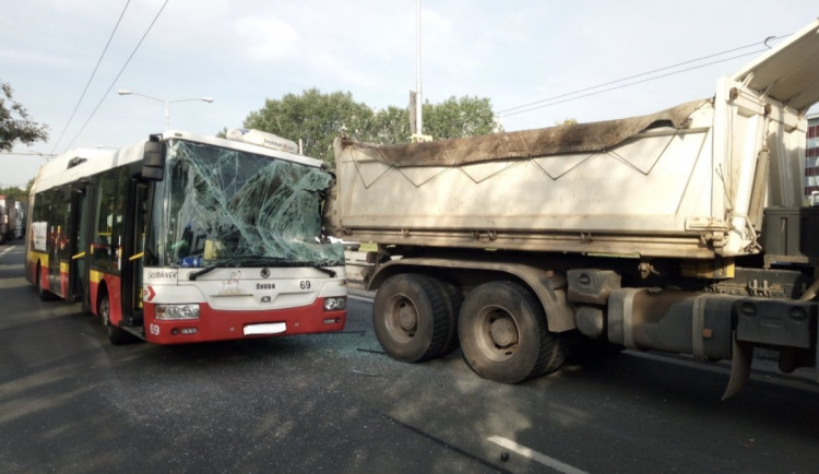 V Hradci boural trolejbus, srazil se s náklaďákem. Jeden cestující skončil v nemocnici