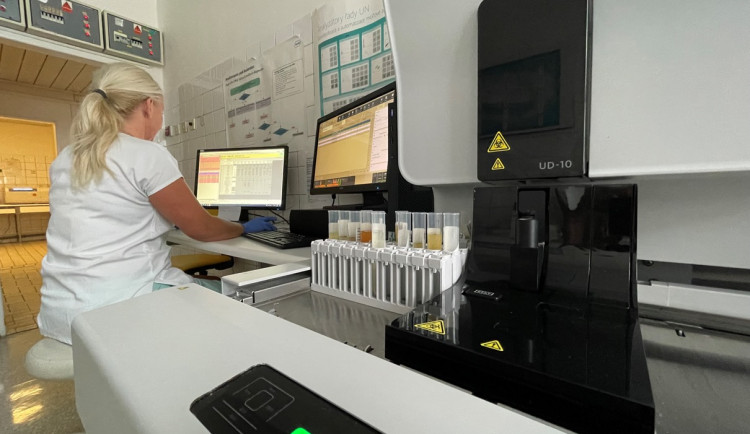Jihlavští laboranti využívají nový analyzátor pro vyhodnocení moči