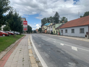 V opravovaném úseku v Třešti se bude asfaltovat. Pozor, od neděle do úterý sem bude zakázaný vjezd