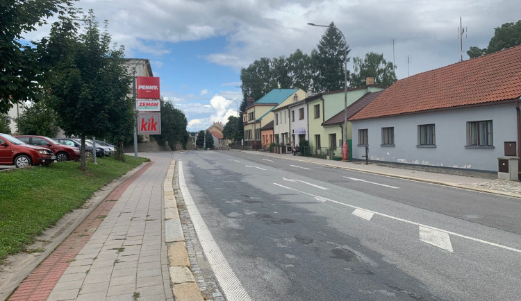 V opravovaném úseku v Třešti se bude asfaltovat. Pozor, od neděle do úterý sem bude zakázaný vjezd
