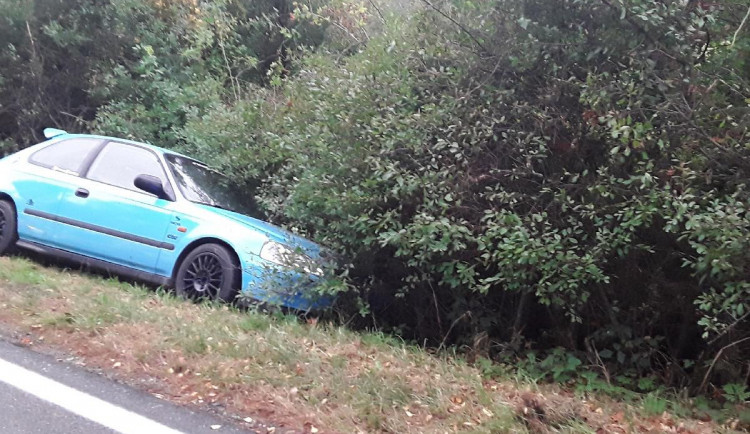 Řidič u Vysoké dnes ráno skončil v příkopu. Zranil se a byl převezen do nemocnice 