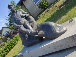 Podobizna Jaroslava Haška nedaleko lipnického hřbitova, kde je pochovaný