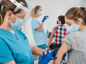 Dětští lékaři na Vysočině evidují o očkování proti covidu-19 jen malý zájem