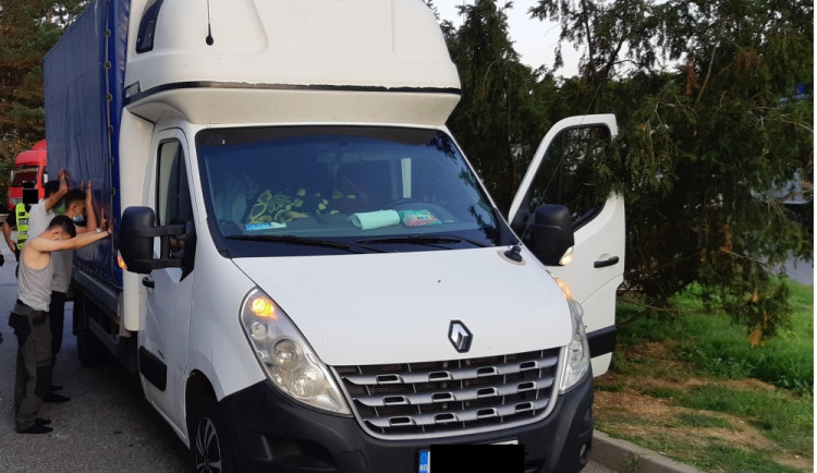 Rumun převážel tři turecké migranty, stopku jim vystavili jim vystavili celníci a policisté na Vysočině