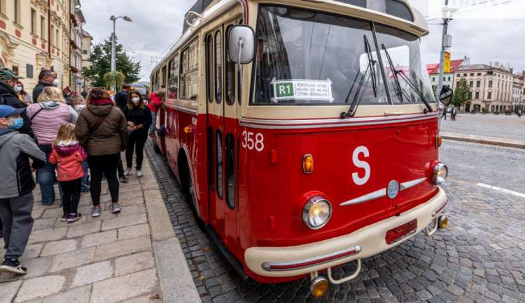 Lidé v Jihlavě zavzpomínali na doby, kdy ulice brázdily legendární Škodovky nebo Karosy 