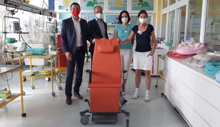 První kontakty s maminkou jsou u nedonošenců důležité. Jihlavská nemocnice má nová klokánkovací křesla