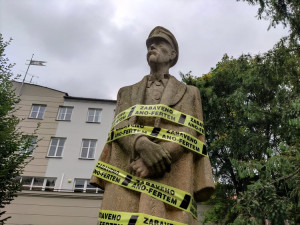 Zabaveno Ano-fertem! Řadu míst v ČR ohradila žlutá páska, k vidění je i v Jihlavě na soše T.G. Masaryka