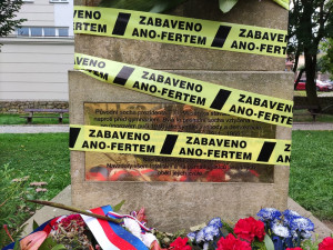 Zabaveno Ano-fertem! Řadu míst v ČR ohradila žlutá páska, k vidění je i v Jihlavě na soše T.G. Masaryka