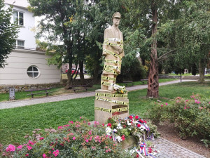 Zabaveno Ano-fertem! Řadu míst v ČR ohradila žlutá páska, k vidění je i v Jihlavě na soše T.G. Masaryka