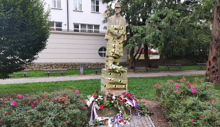 Zabaveno Ano-fertem! Řadu míst v ČR ohradila žlutá páska, k vidění je i v Jihlavě na soše T.G. Masaryka