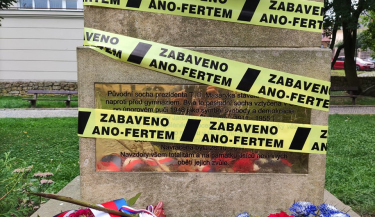 Žluté pásky se dnes objevily také v Jihlavě, a to na soše T. G. Masaryka v parku nedaleko gymnázia