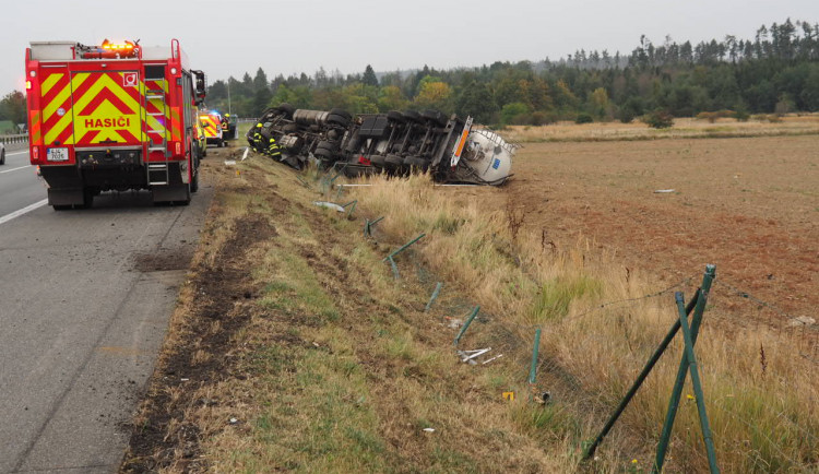 Cisternu se po pondělní nehodě stále nepodařilo vyprostit. Na D1 proto počítejte s omezením