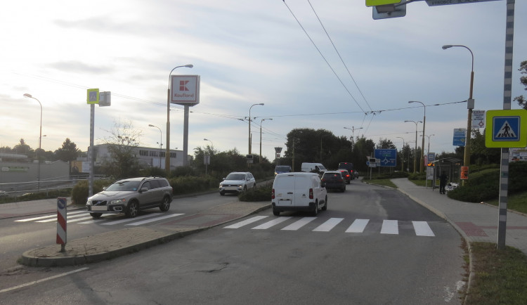 Řidič u Kauflandu v Jihlavě srazil chodkyni, která odmítla nabízenou pomoc. Muže nyní hledá policie