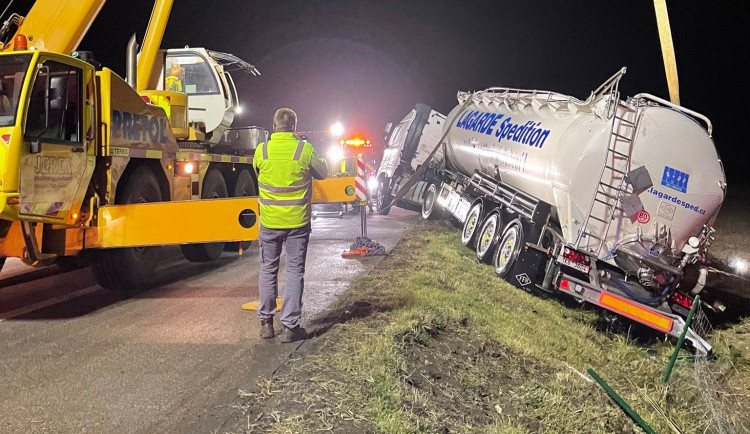 Havarovanou cisternu na D1, která vezla mléko, se před půlnocí podařilo vyprostit