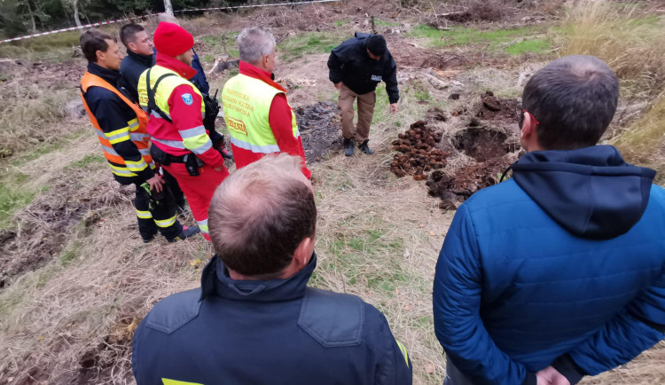 Detektor kovu našel rozbušky, hlásila žena na lince 158. Podívejte se, jak probíhala likvidace 77 granátů
