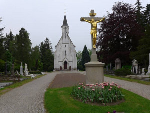 Policie řeší výtržnictví na jihlavském hřbitově, hledá svědky. Neviděli jste na lavičce muže v černo-červené mikině?