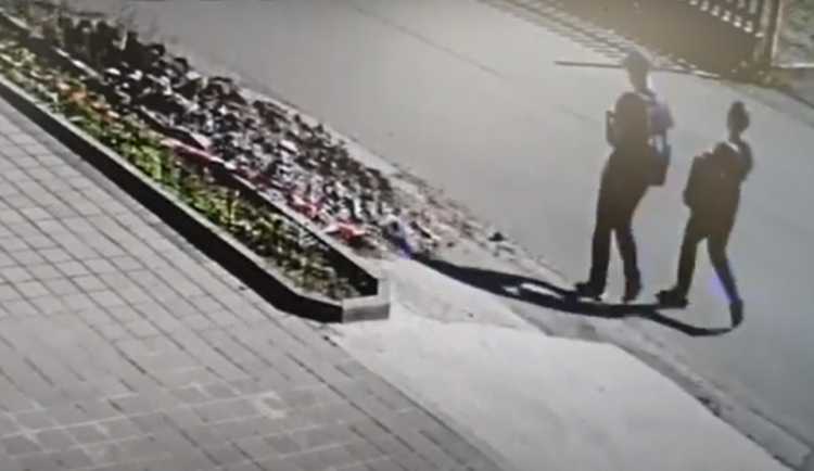 Posprejovaný vagon na jihlavském nádraží. Policie hledá dvě osoby na videu