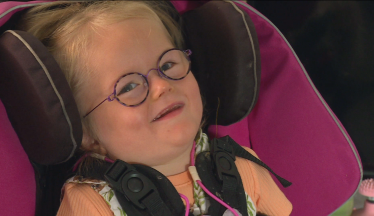 Samolepka za 30 korun pomůže Adriance s cystickou fibrózou i rodině s nemocí motýlích křídel