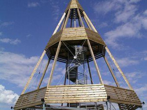 Tip na výlet: Za výhledem na zámek i vojenské letiště. Zajděte si na rozhlednu u Ocmanic