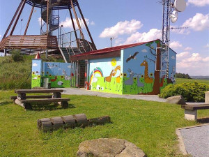 Tip na výlet: Za výhledem na zámek i vojenské letiště. Zajděte si na rozhlednu u Ocmanic