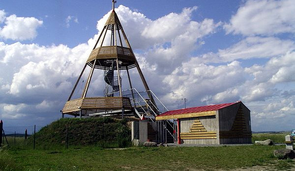 Tip na výlet: Za výhledem na zámek i vojenské letiště. Zajděte si na rozhlednu u Ocmanic