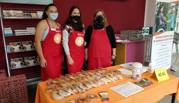 Přes dva a půl tisíce koláčů a 140 tisíc korun. Sbírka Koláč pro Bárku se v Jihlavě vydařila